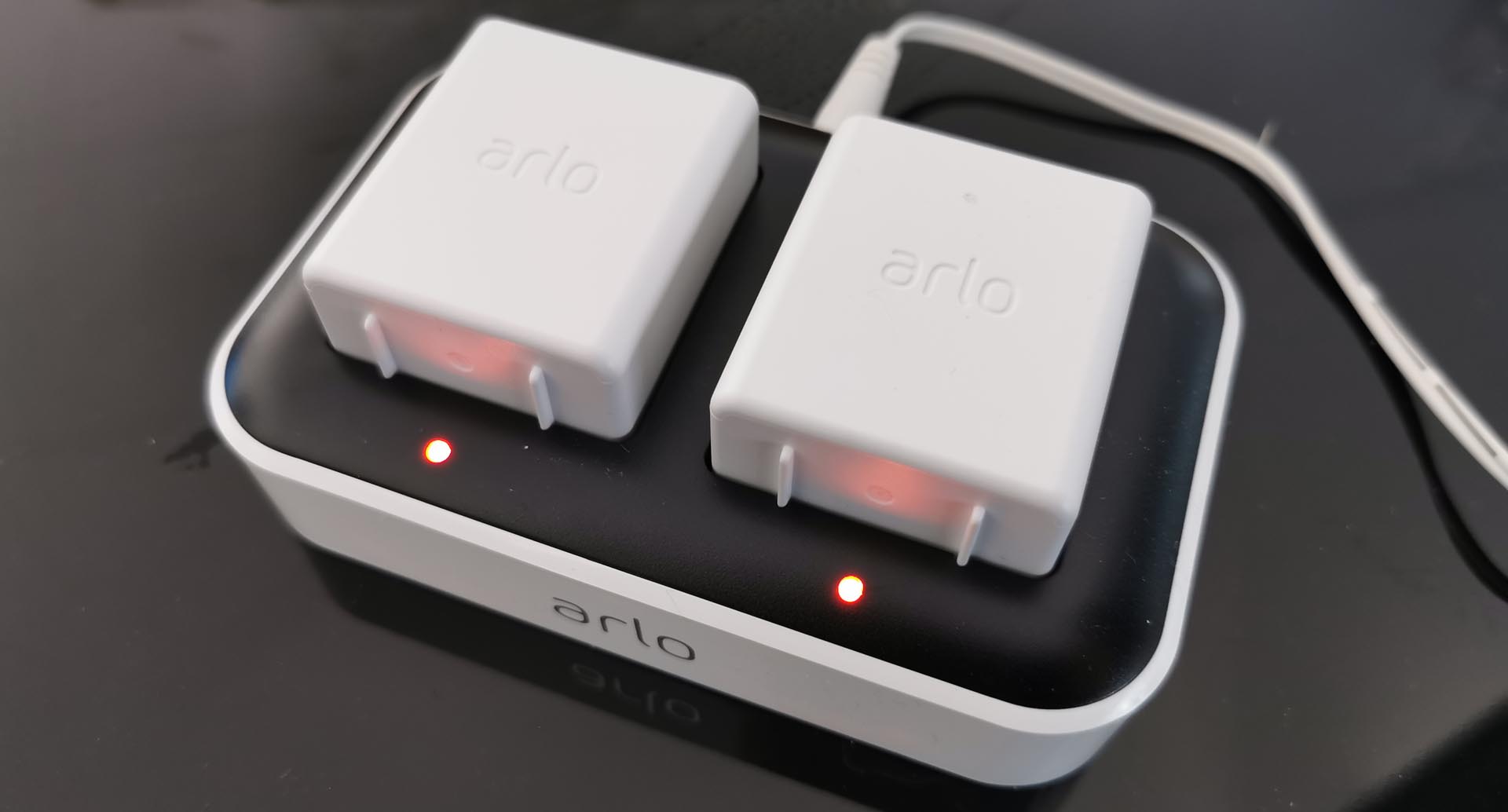 Review: Arlo Dual Charging Station VMA5400C - GadgetGear.nl