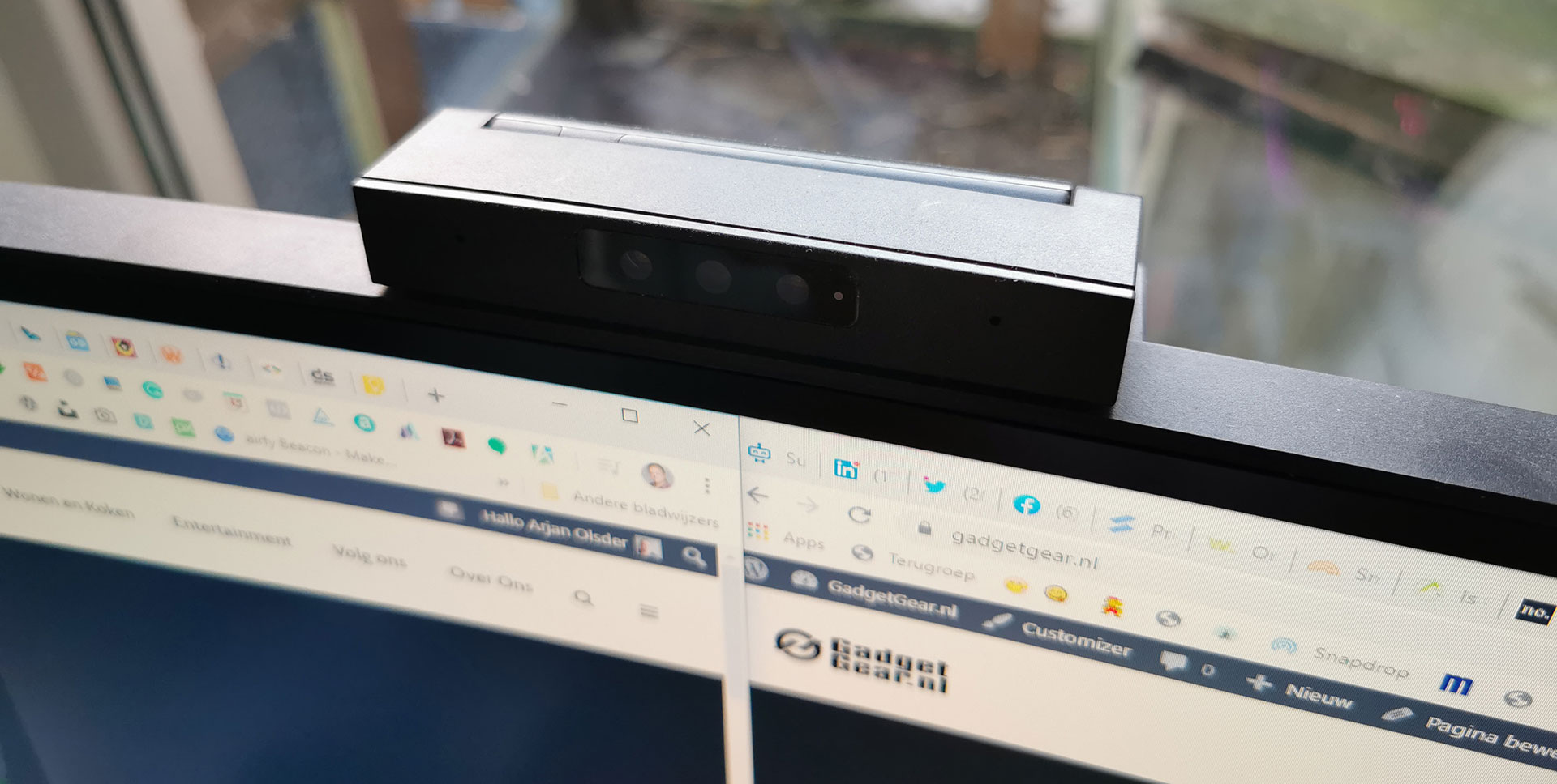 Philips-Brilliance-499P9H-Webcam-Omhoog - GadgetGear.nl